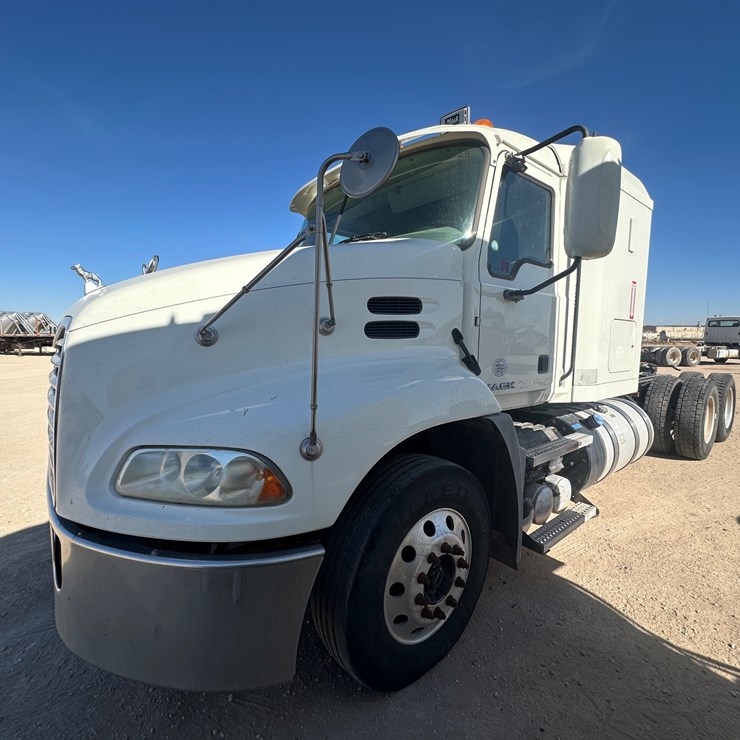 2018 MACK PINNACLE