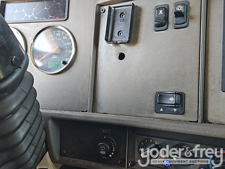 2016-kenworth-t300-image-28