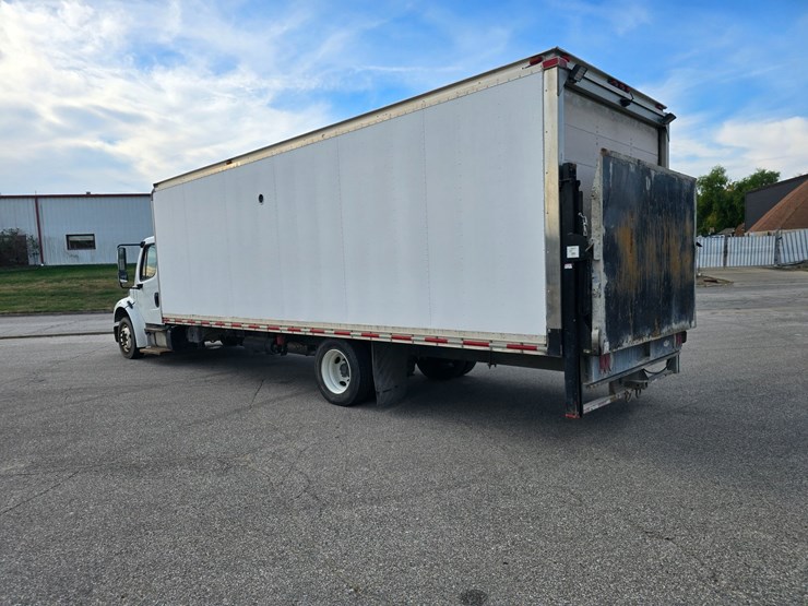 2014-freightliner-m2-106-image-19