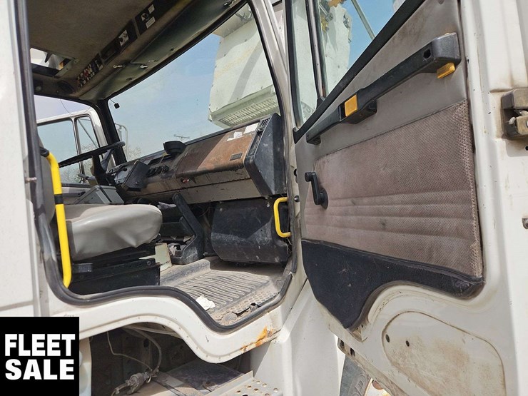 2002-freightliner-fl80-image-34