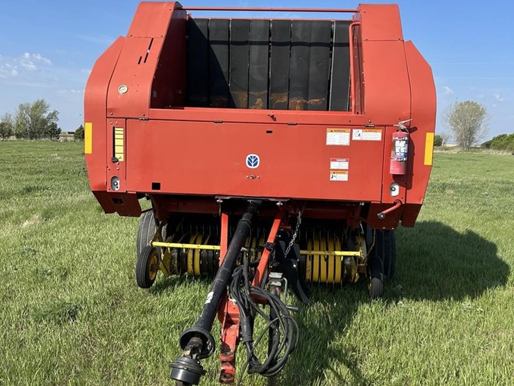 new-holland-br780-image-2