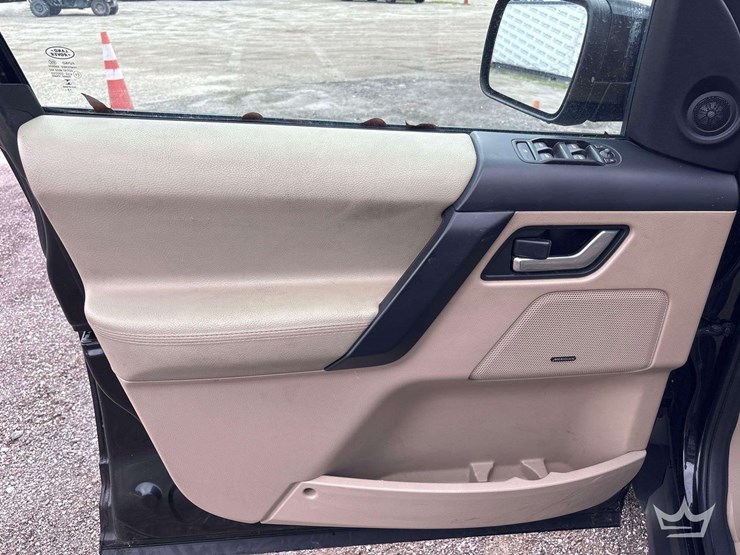 2014-land-rover-lr2-hse-image-11