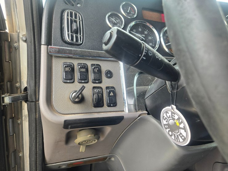 2016-peterbilt-389-image-63