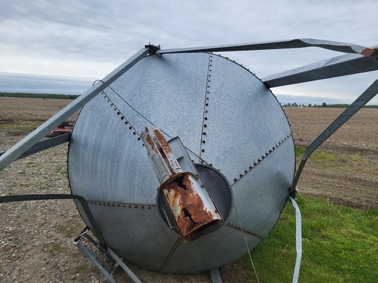 feed-bin-w/stand-image-9