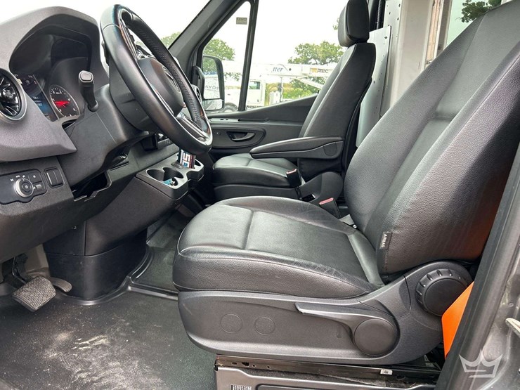 2021-mercedes-benz-sprinter-4500-image-13