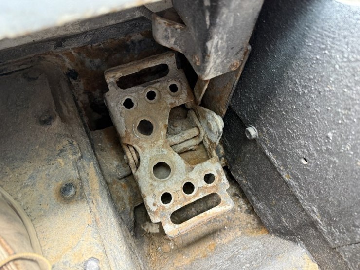 2011-bobcat-s185-image-27