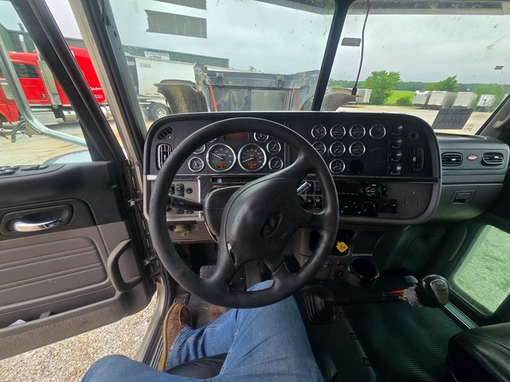2016-peterbilt-389-image-65