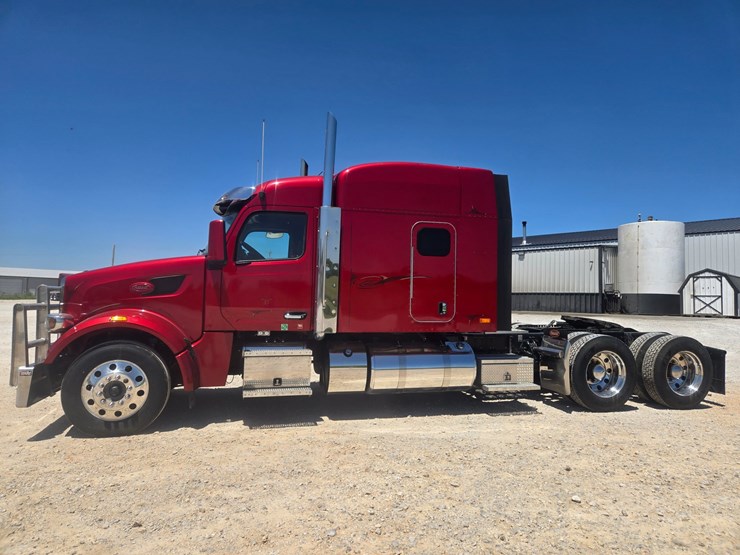 2023-peterbilt-567-image-6