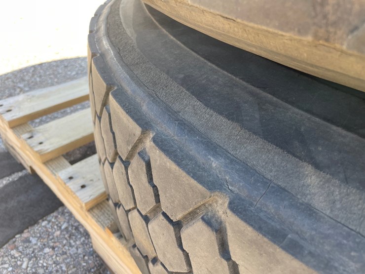 #8784-•-(3)-11r24.5-tires-image-2