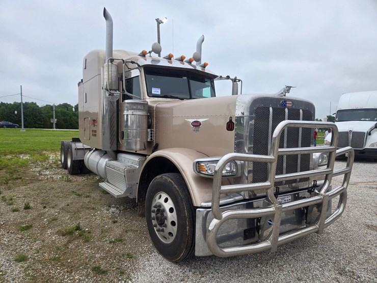 2016-peterbilt-389-image-28