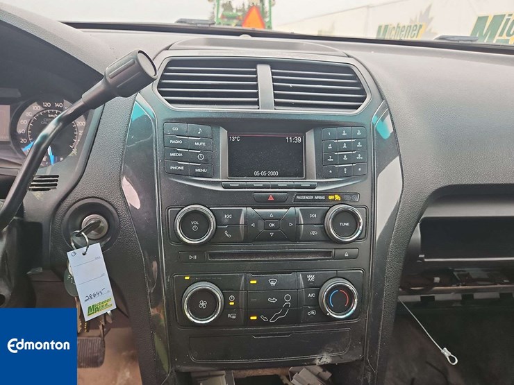 2016-ford-explorer-image-34