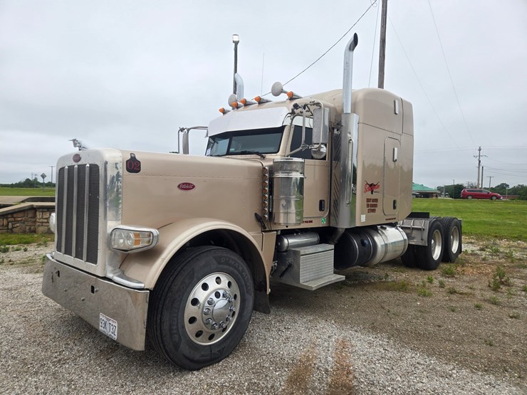 2016-peterbilt-389-image-3