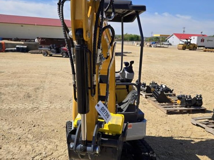 #700-•-new-sdlanch-me20-mini-excavator-image-3