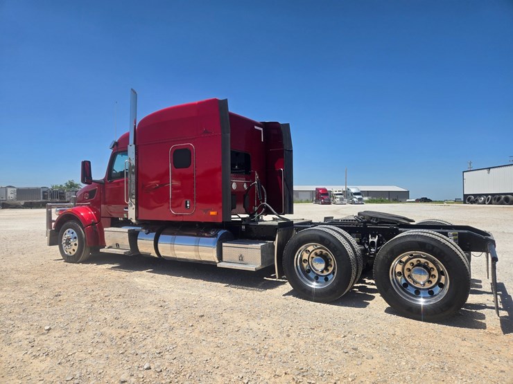2023-peterbilt-567-image-11