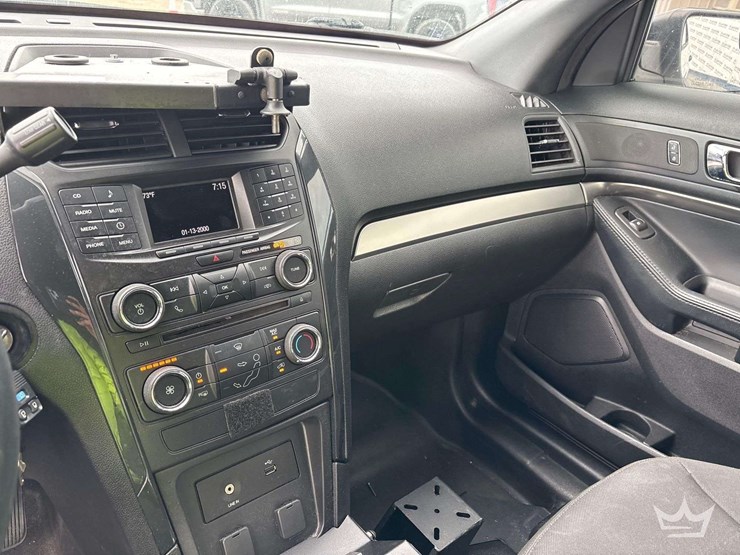 2017-ford-explorer-image-15