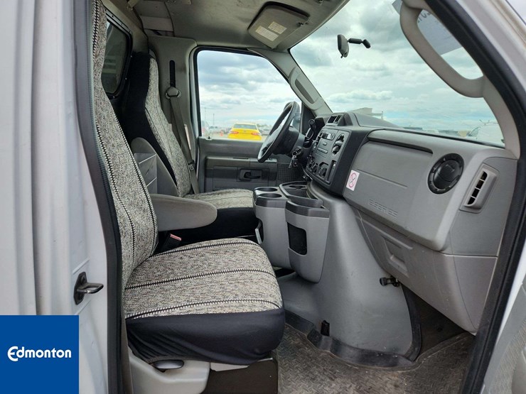 2014-ford-cargo-image-18