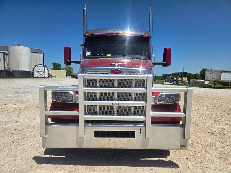 2023-peterbilt-567-image-30