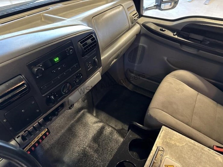 2005-ford-f550-image-21