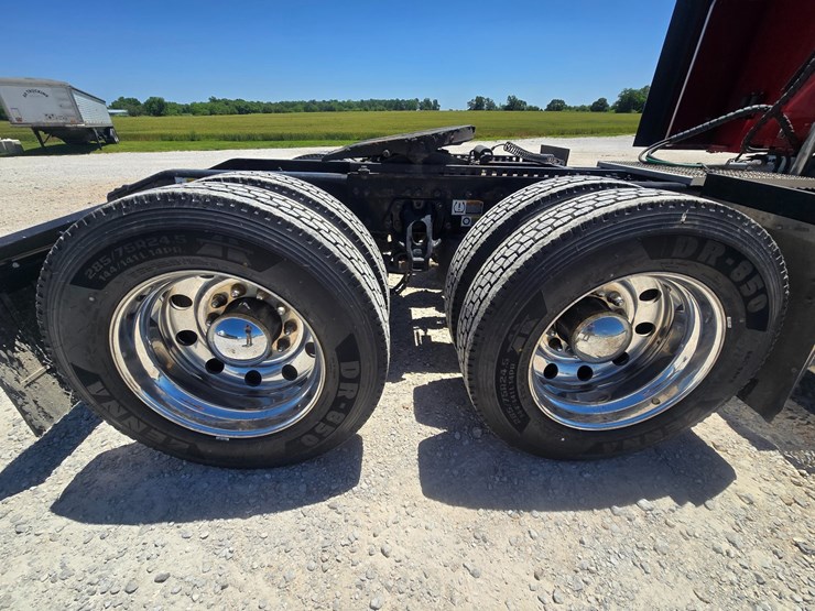 2023-peterbilt-567-image-87