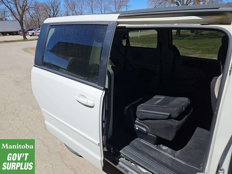 2011-dodge-grand-caravan-image-30