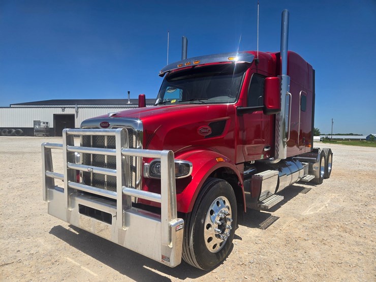 2023-peterbilt-567-image-1