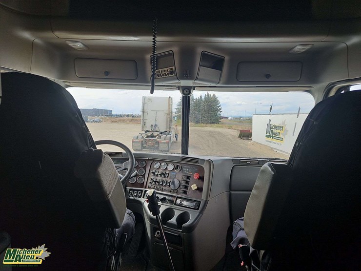 2006-freightliner-columbia-120-image-45