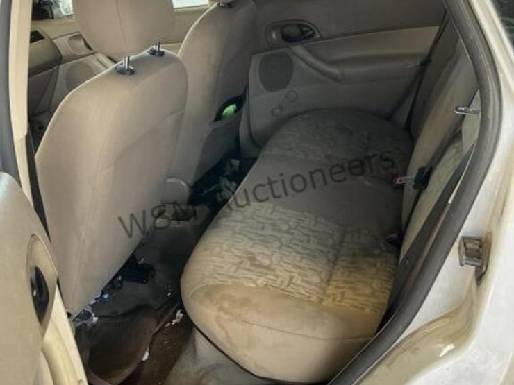 2005-ford-focus-sdn-image-23