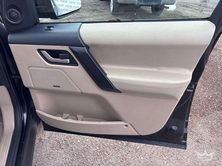 2014-land-rover-lr2-hse-image-20