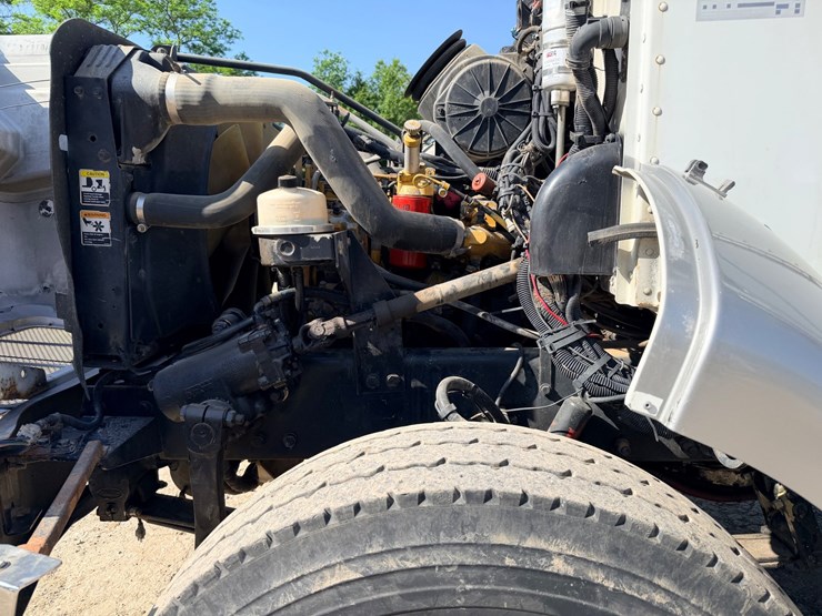 2006-peterbilt-335-image-16