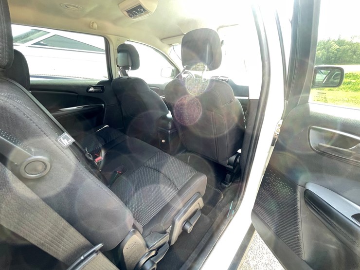 2013-dodge-journey-sxt-image-43