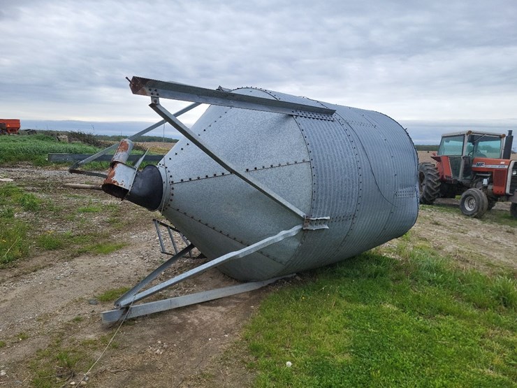 feed-bin-w/stand-image-8