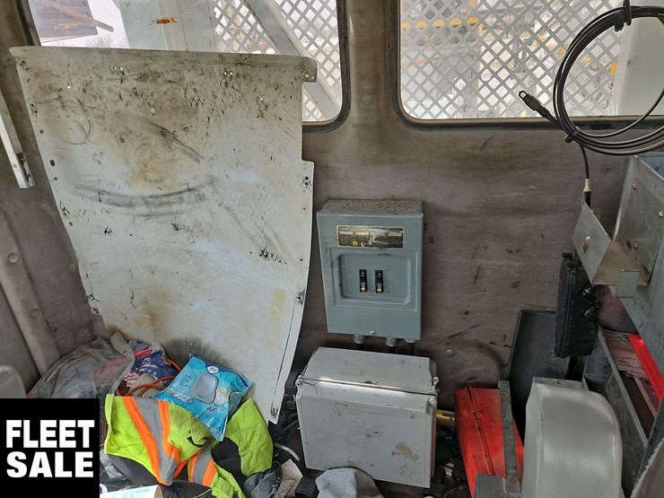 2002-freightliner-fl80-image-17