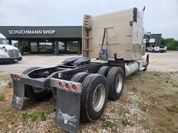 2016-peterbilt-389-image-17
