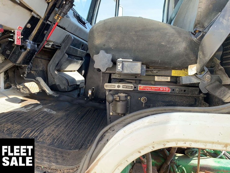 2001-freightliner-fl106-image-13