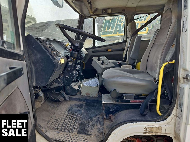 2002-freightliner-fl80-image-16