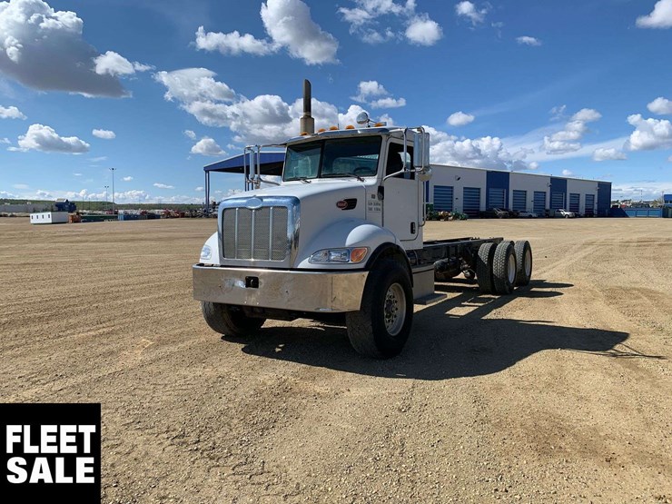 2006-peterbilt-335-image-1