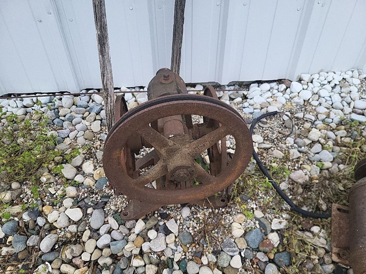 antique-pump-jack-image-2