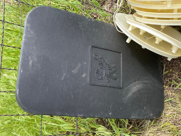 kinze-planter-box-lid-and-wheel-covers-image-4