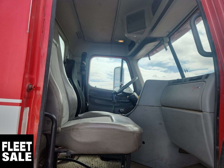 2005-freightliner-columbia-120-image-15