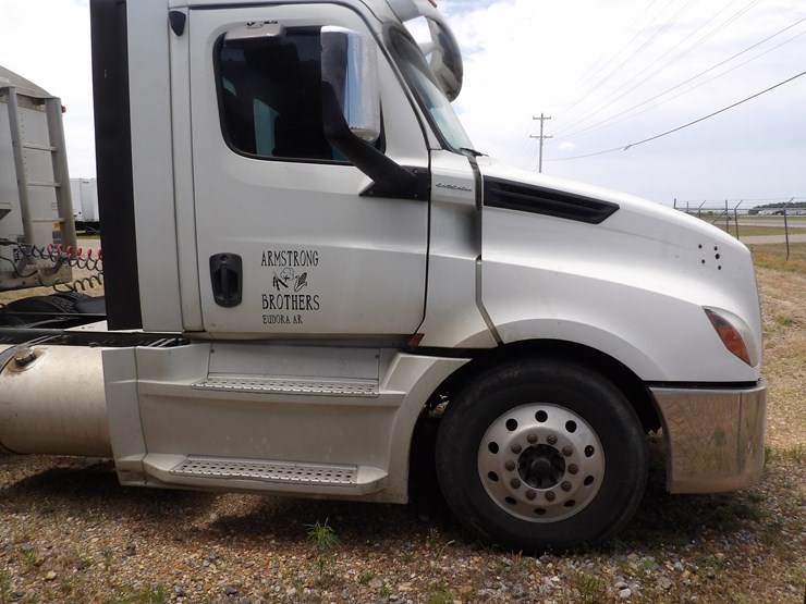 2019-freightliner-cascadia-126-image-4