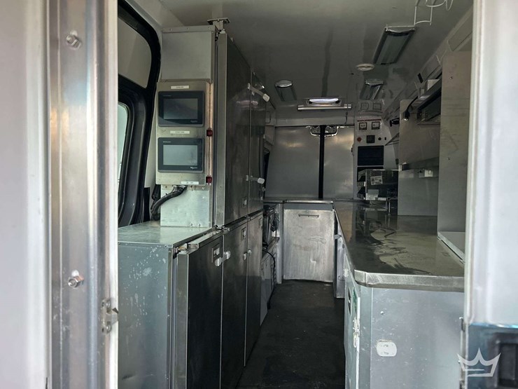 2021-mercedes-benz-sprinter-4500-image-21