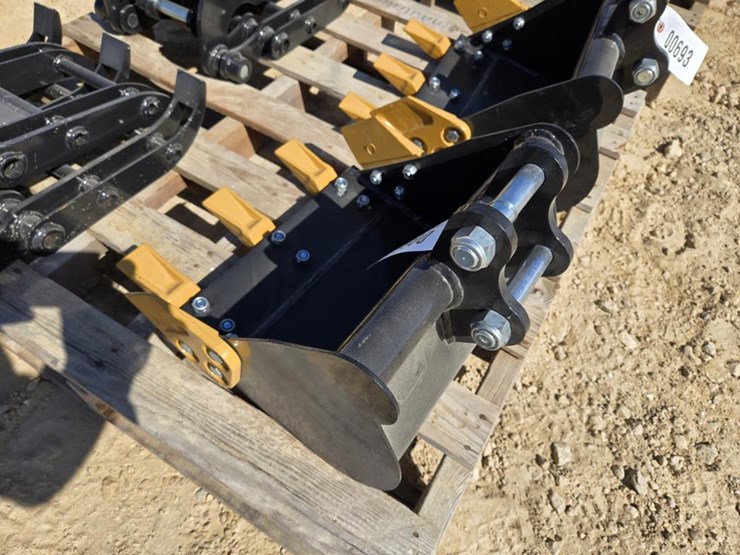 #692-•-new-sdlanch-mini-excavator-16"-tooth-bucket-image-2