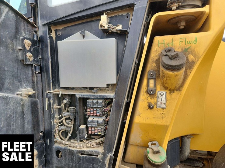 2005-caterpillar-th580b-image-24