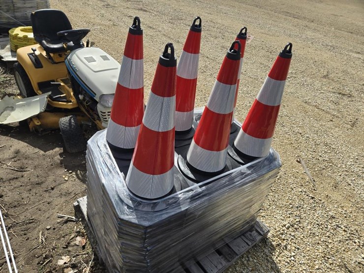 #488-•-(125)-sdlanch-traffic-cones-image-4