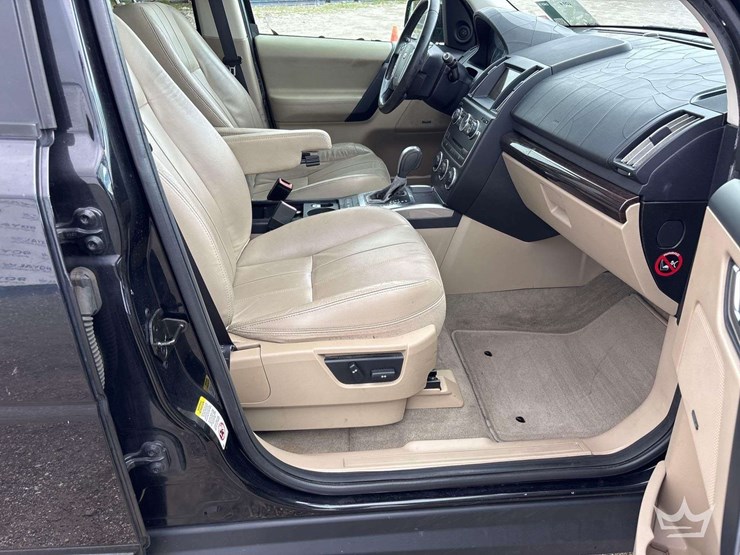 2014-land-rover-lr2-hse-image-19