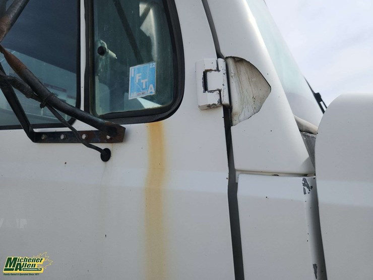 1999-freightliner-fl70-image-33
