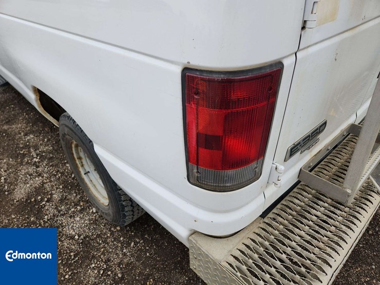 2010-ford-cargo-image-39