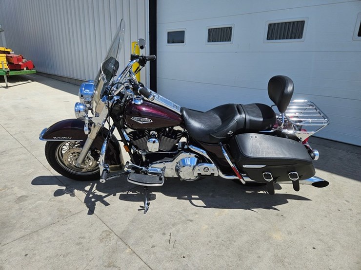 #6179-•-2006-harley-davidson-road-king-motorcycle-image-2