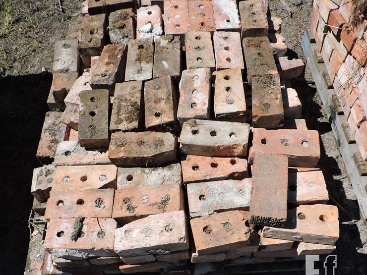 (2)-pallets-of-re-claimed-red-clay-bricks,-4”-x-8”-image-3