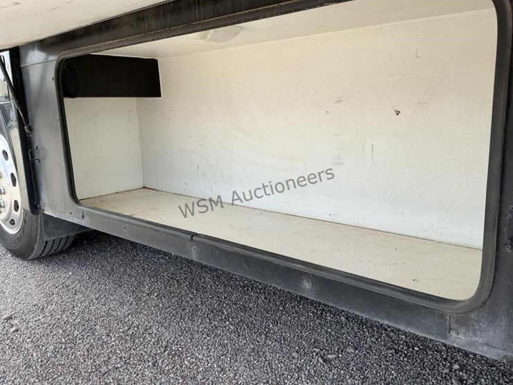 2006-fleetwood-excursion-motorhome-image-12